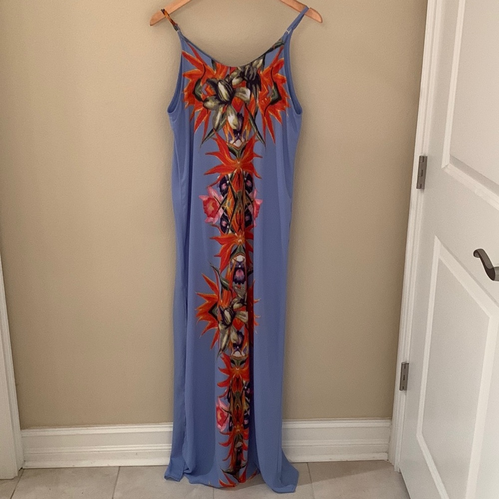 Lush sleeveless maxi dress with cute Hawaiian print.